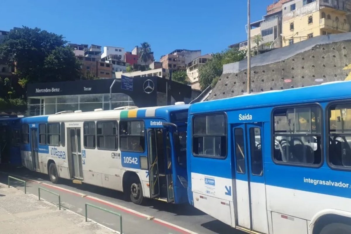 Ex-funcionários da CSN fazem manifestação na Estação Lapa