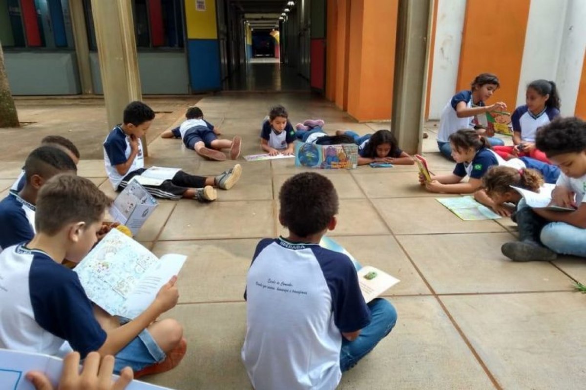 Alfabetização plena e capacitação para leitura como objetivos da educação básica são inclusas em nova lei