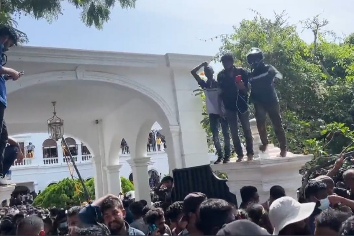 Presidente de Sri Lanka foge e país decreta estado de emergência