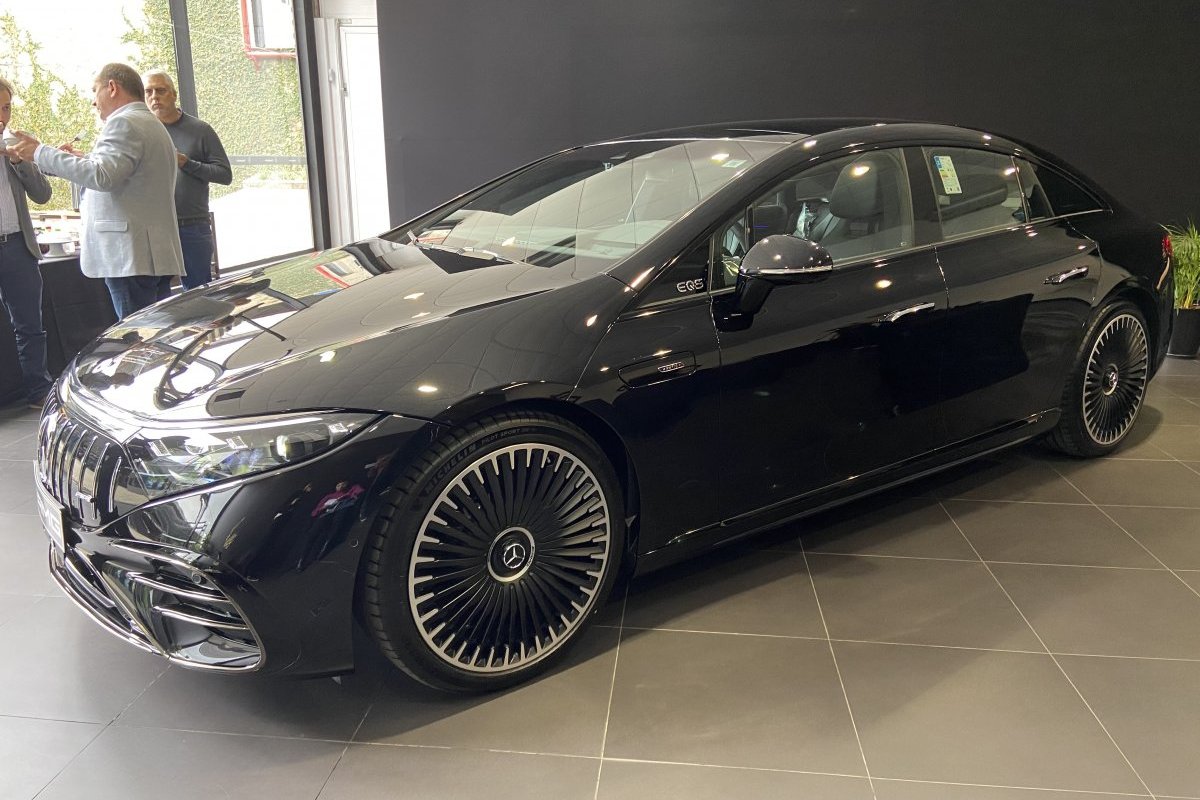 Farol da Bahia acompanha lançamento do Mercedes-Benz EQS 53 elétrico