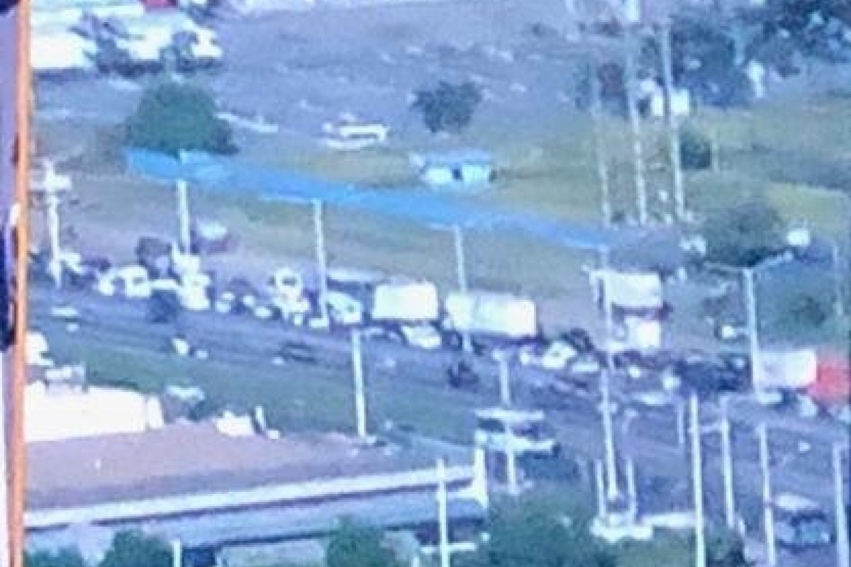 Engavetamento causa congestionamento na BR-324
