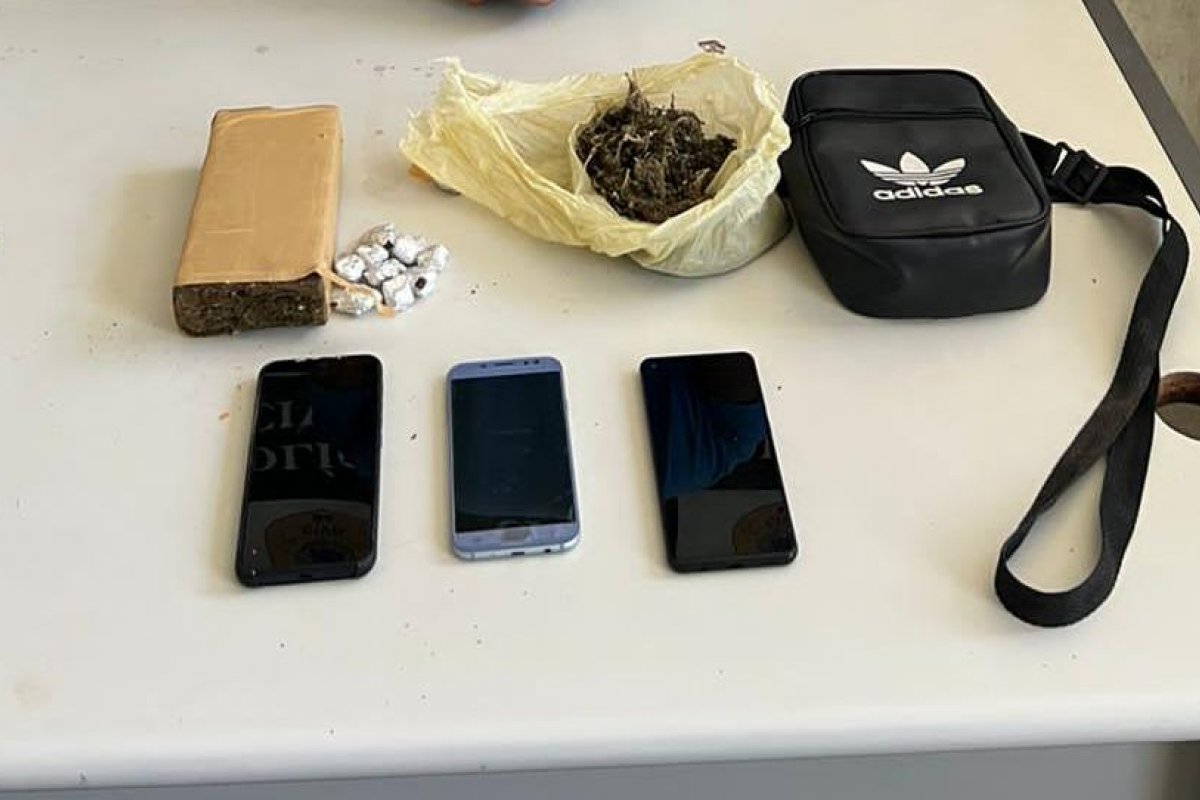 Maconha e celulares são apreendidos com suspeito de tráfico em Santo Antônio de Jesus (BA)