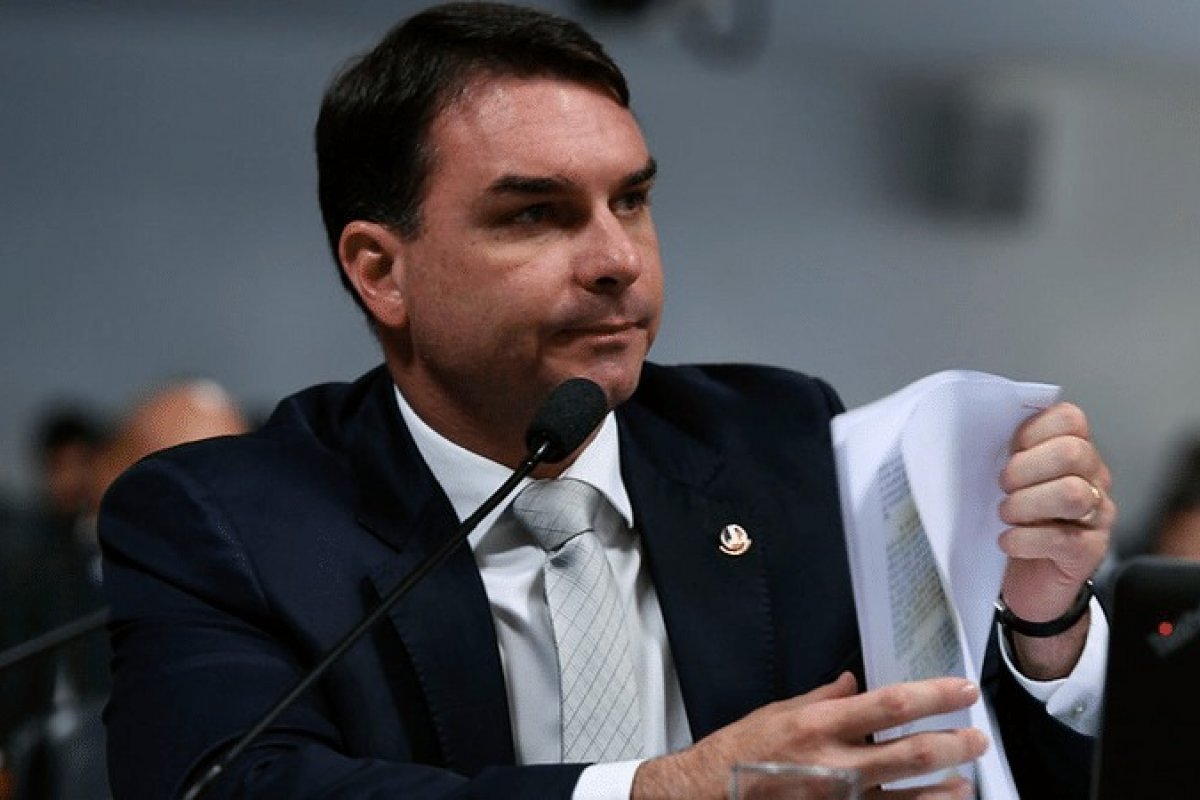 Receita impõe sigilo de 100 anos no caso das ‘rachadinhas’ de Flávio