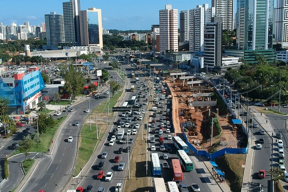 Extensão da Avenida ACM ficará interditada até terça-feira (19) por obras do BRT