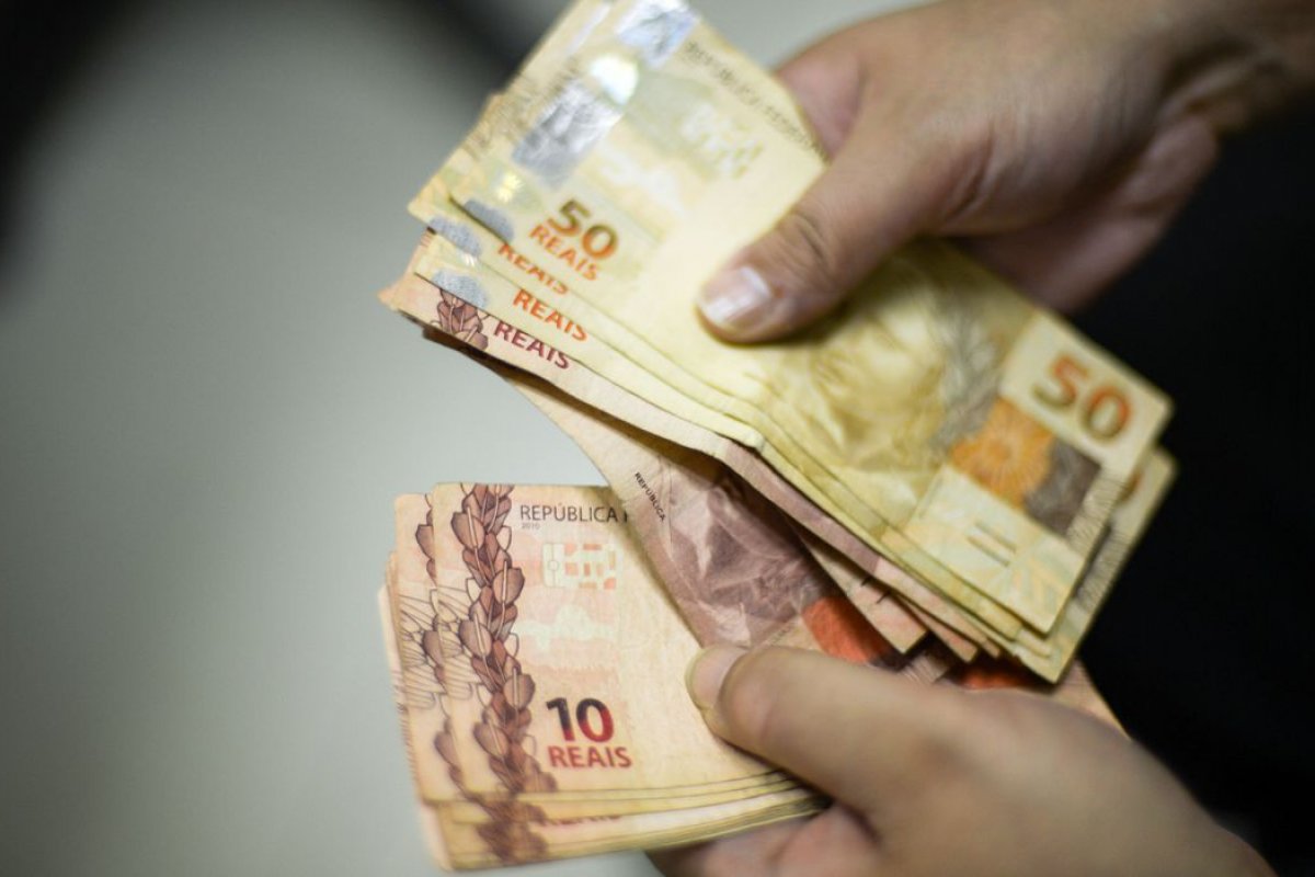 Salário mínimo de 2023 deve superar R$ 1.300, aponta Ministério da Economia 