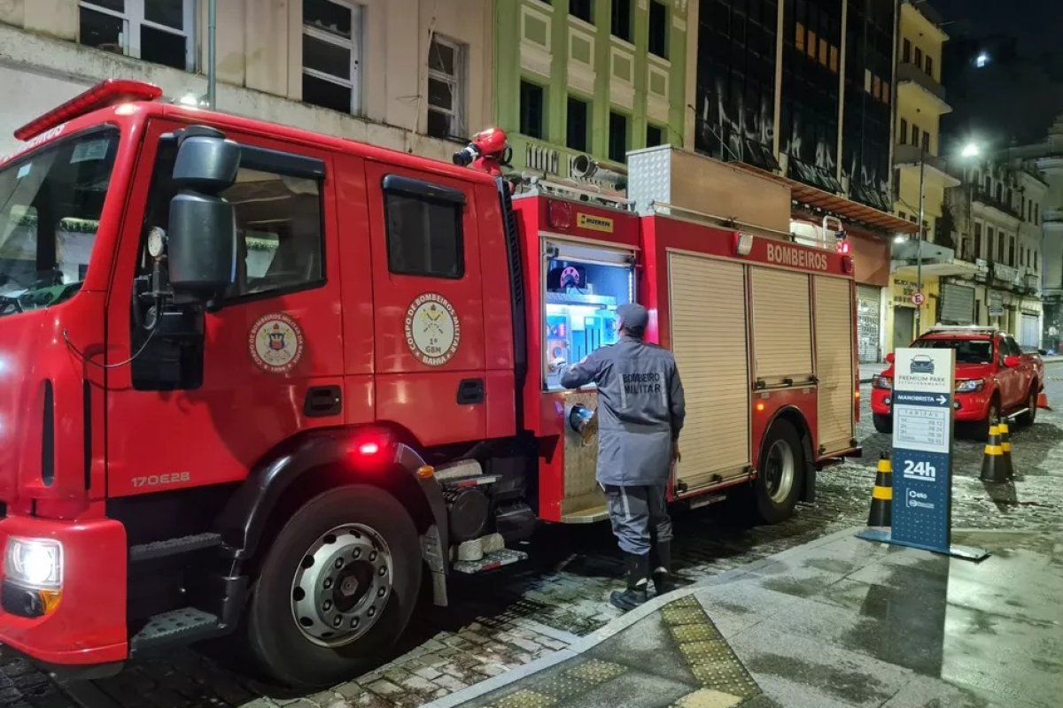 Incêndio atinge prédio residencial na Ladeira do Taboão, em Salvador