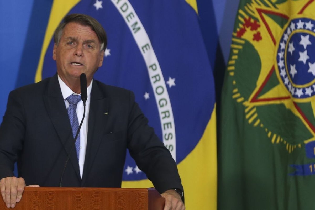 "Quem diz ‘eu não quero nem esse e nem aquele’, está errando também", disse Bolsonaro sobre eleições