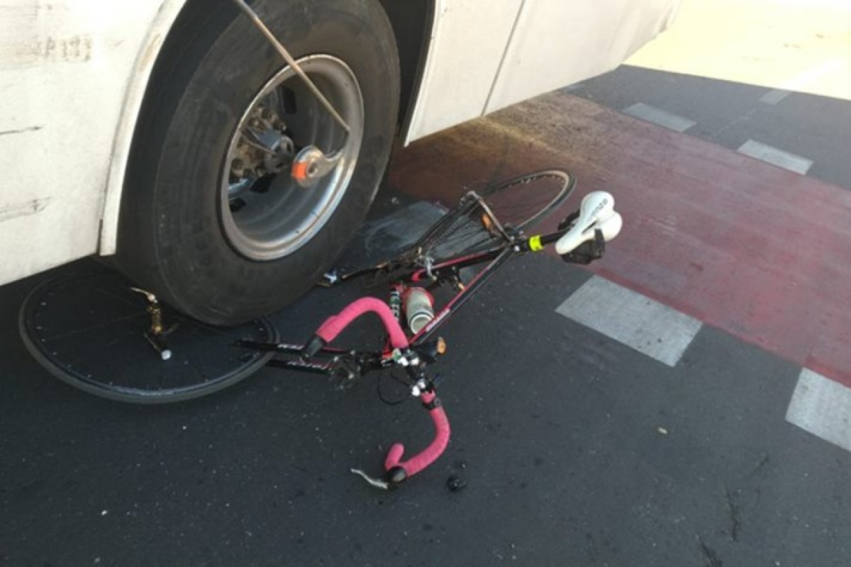 Ciclista se fere após ser atropelado por ônibus na Av. Suburbana, em Salvador