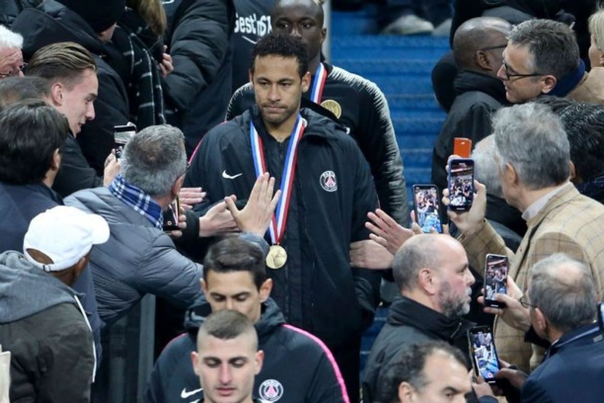 Justiça francesa determina arquivamento de processo de torcedor agredido por Neymar