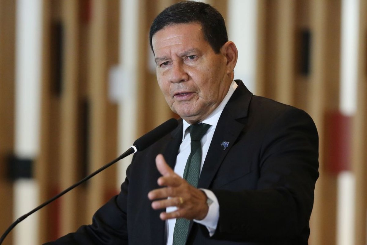 Mourão defende reunião de Bolsonaro com embaixadores nesta segunda (18)