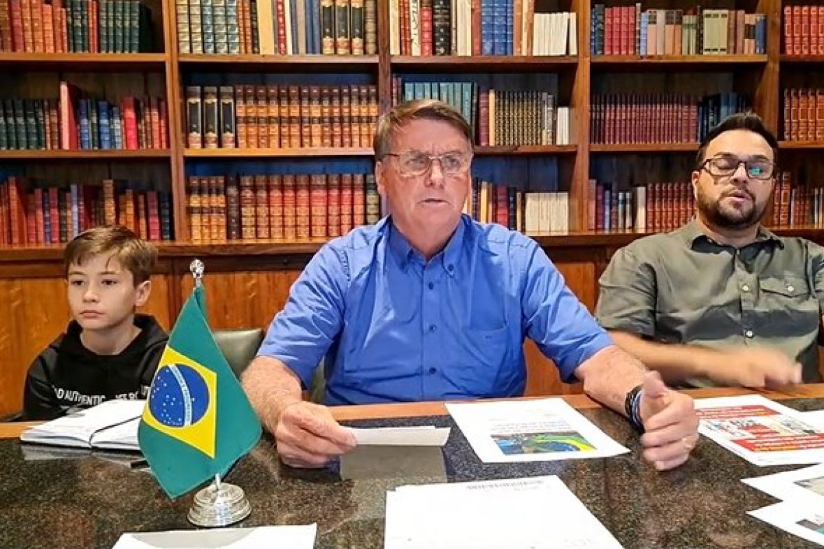 Em live, Bolsonaro diz que decisões de Moraes 'levam conflito entre Poderes'