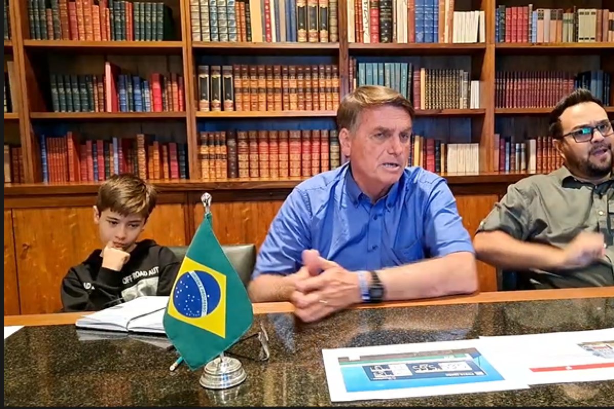 "Quem até os 20 anos não foi de esquerda, não tem coração", fala Bolsonaro em live