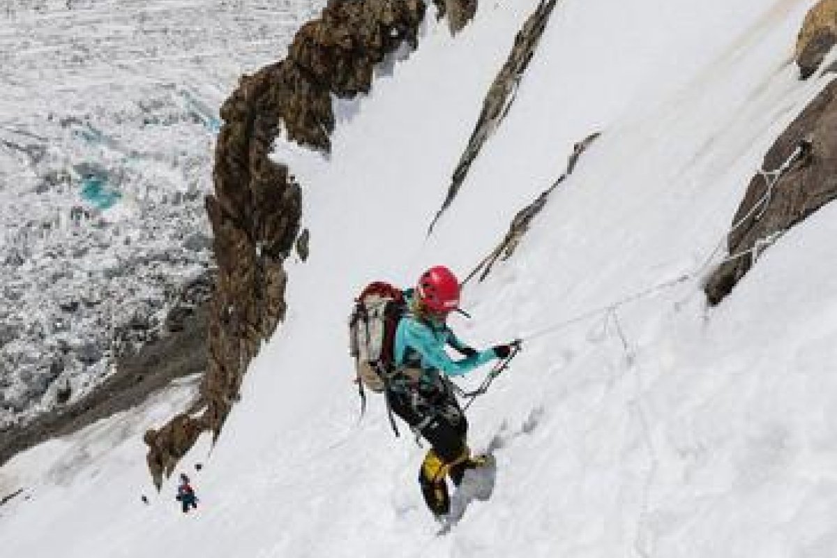 Brasileira mais jovem a escalar o Everest vai competir vela oceânica