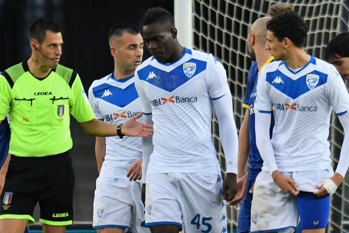 Clube italiano é punido por ofensas racistas por parte da torcida contra Balotelli