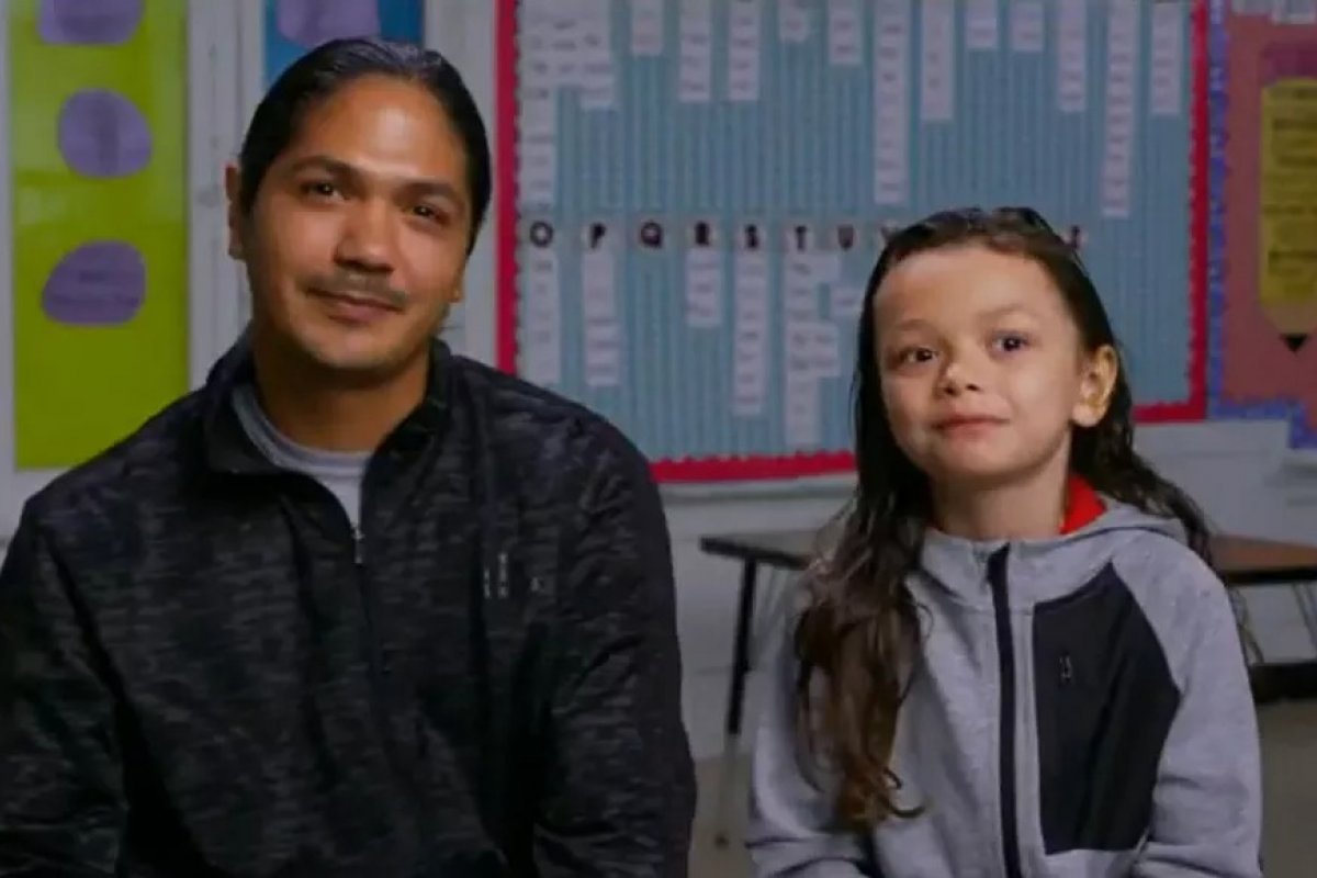 EUA: garoto de 7 anos salva amigo de engasgo com técnica que aprendeu em série