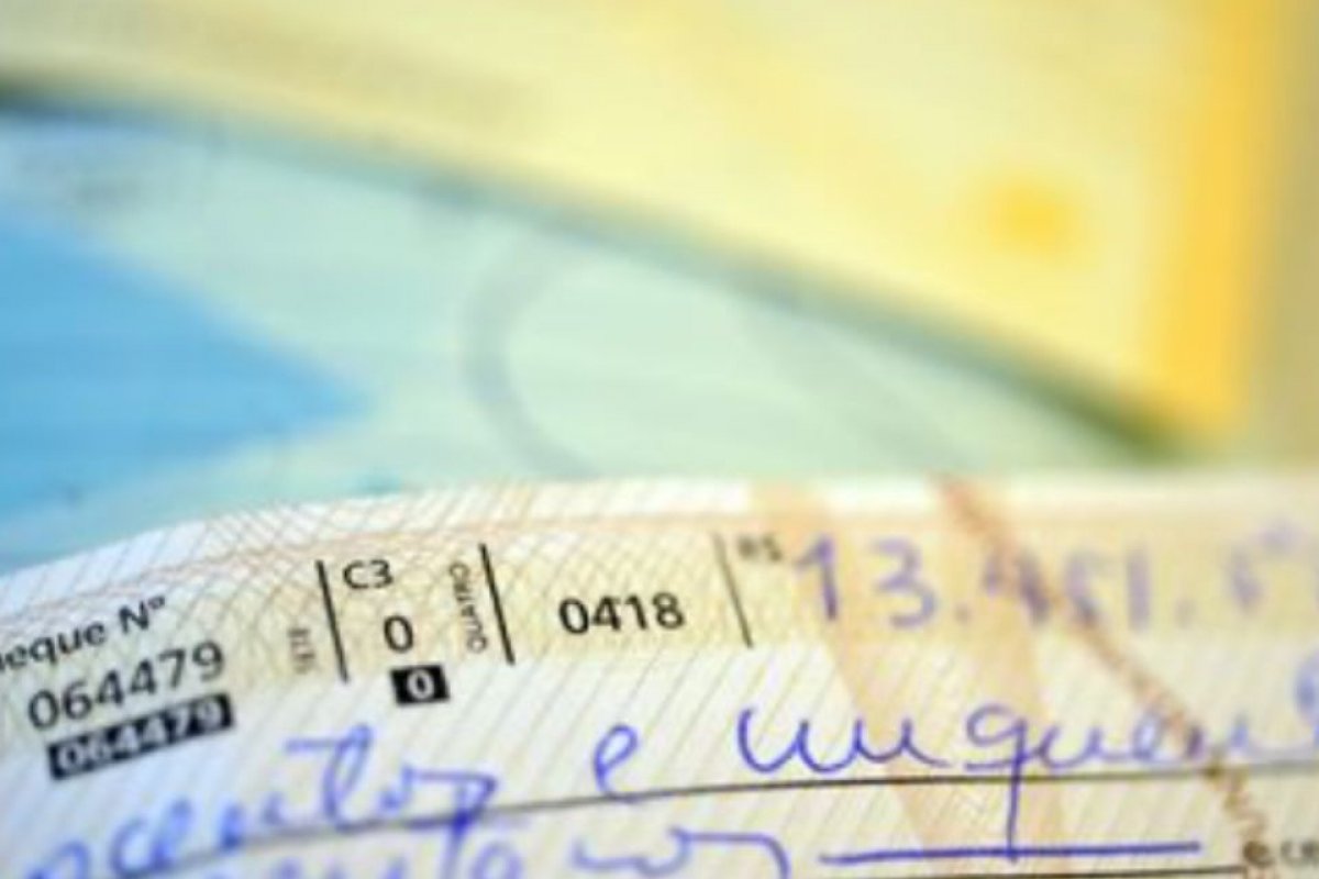 Apesar da popularização do Pix, uso do cheque segue forte no Brasil