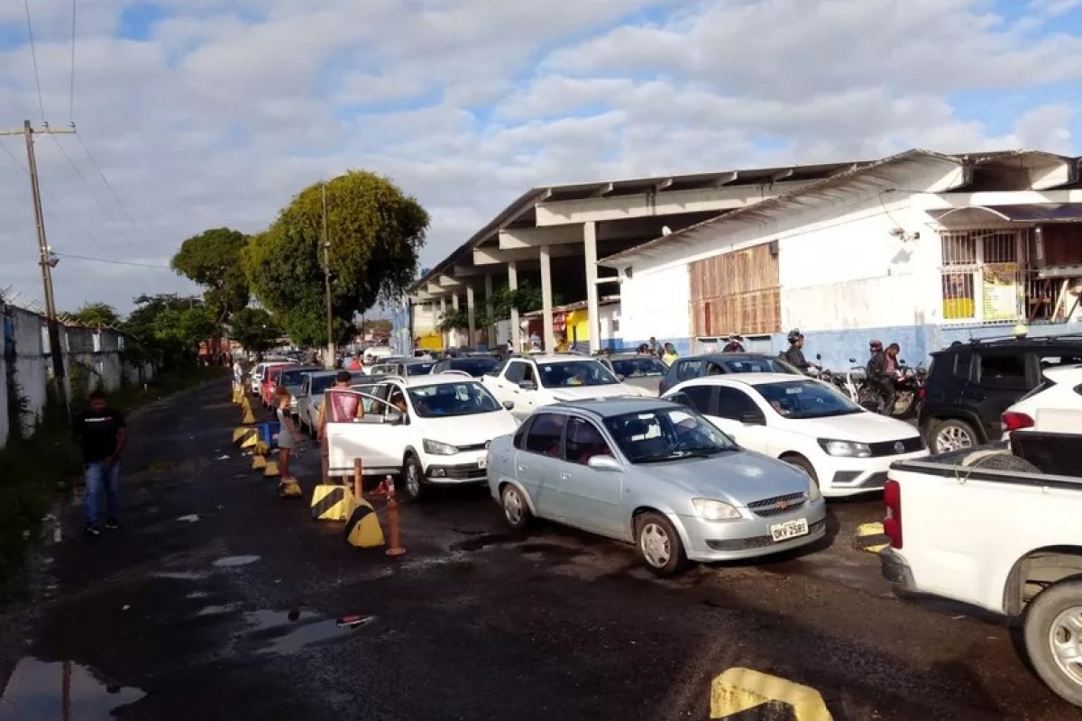 Passageiros enfrentam filas no sistema ferryboat nesta segunda-feira (18)