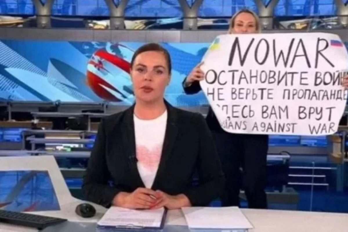 Após ato contra Putin e defesa de dissidente, jornalista que protestou na TV é detida