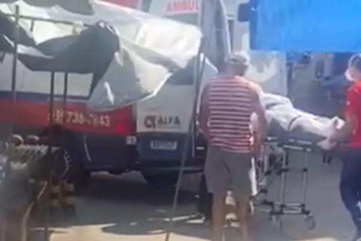 Paciente é obrigado a passar no meio de feira para ser transferido de hospital no ES