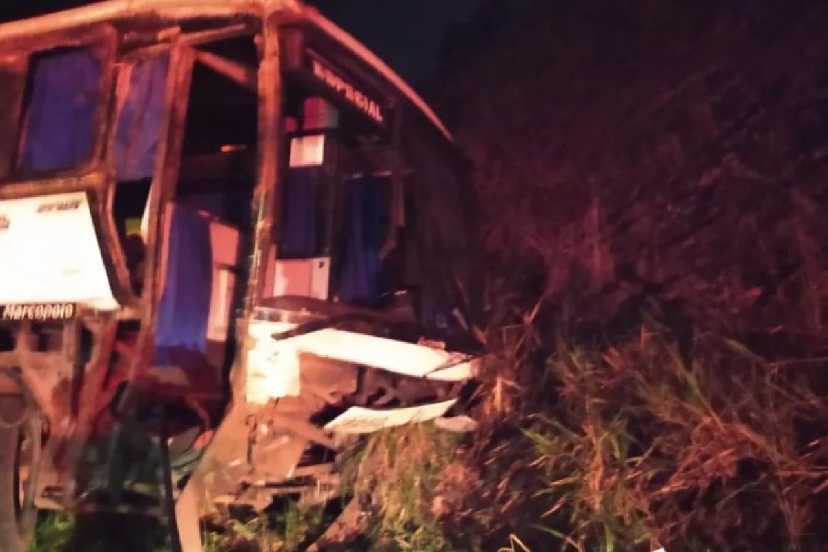 Acidente deixa motorista morto e duas mulheres gravemente feridas no extremo sul da Bahia