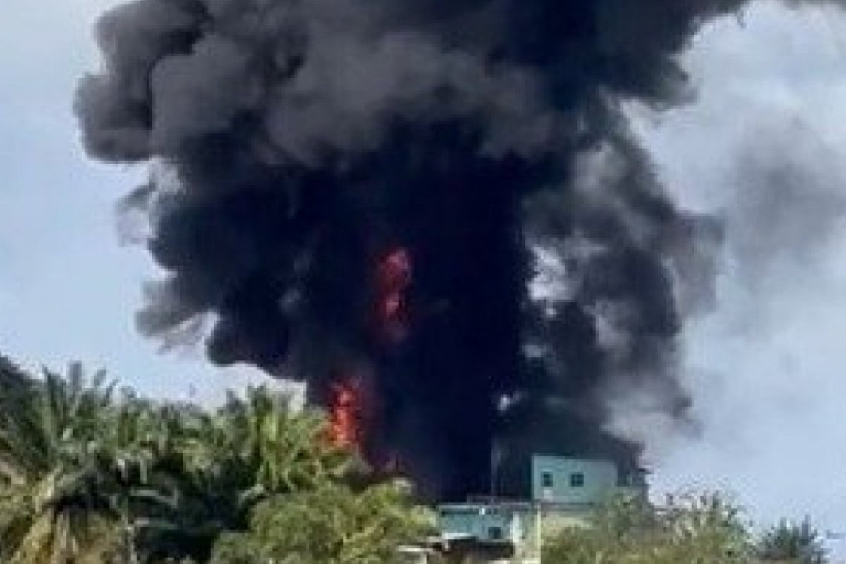 Explosão em depósito clandestino deixa quatro vítimas em estado grave