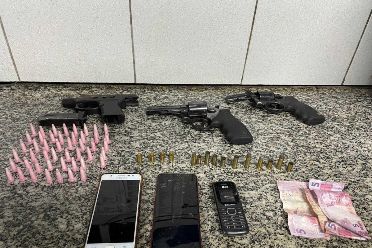 Polícia apreende armas e drogas no Acupe de Brotas, em Salvador