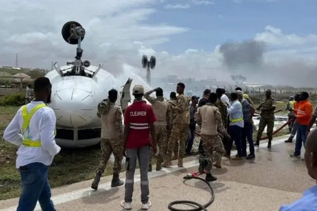 Avião fica de cabeça para baixo em acidente durante pouso na Somália