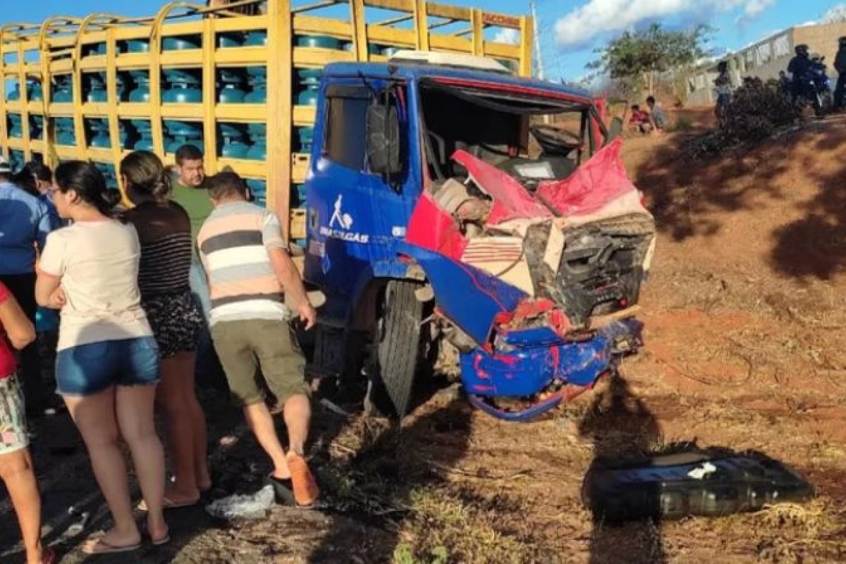 Batida entre van e caminhão deixa mortos e feridos em Lagoa Real, no sudoeste da BA