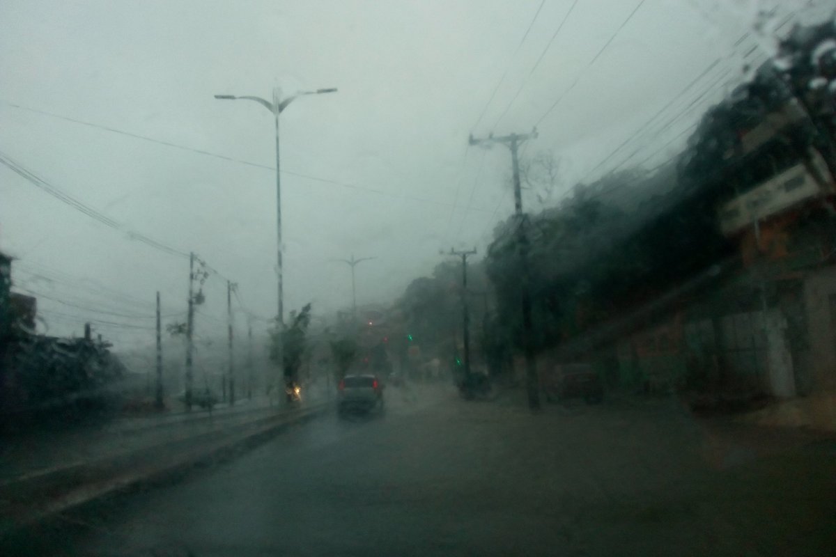 Salvador registra tempo chuvoso e pontos de alagamento nesta terça-feira (19)