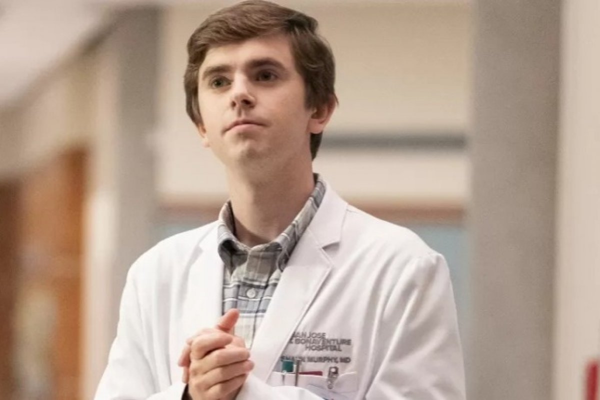 Criança recebe prêmio por salvar colega engasgado com técnica aprendida em 'The Good Doctor'