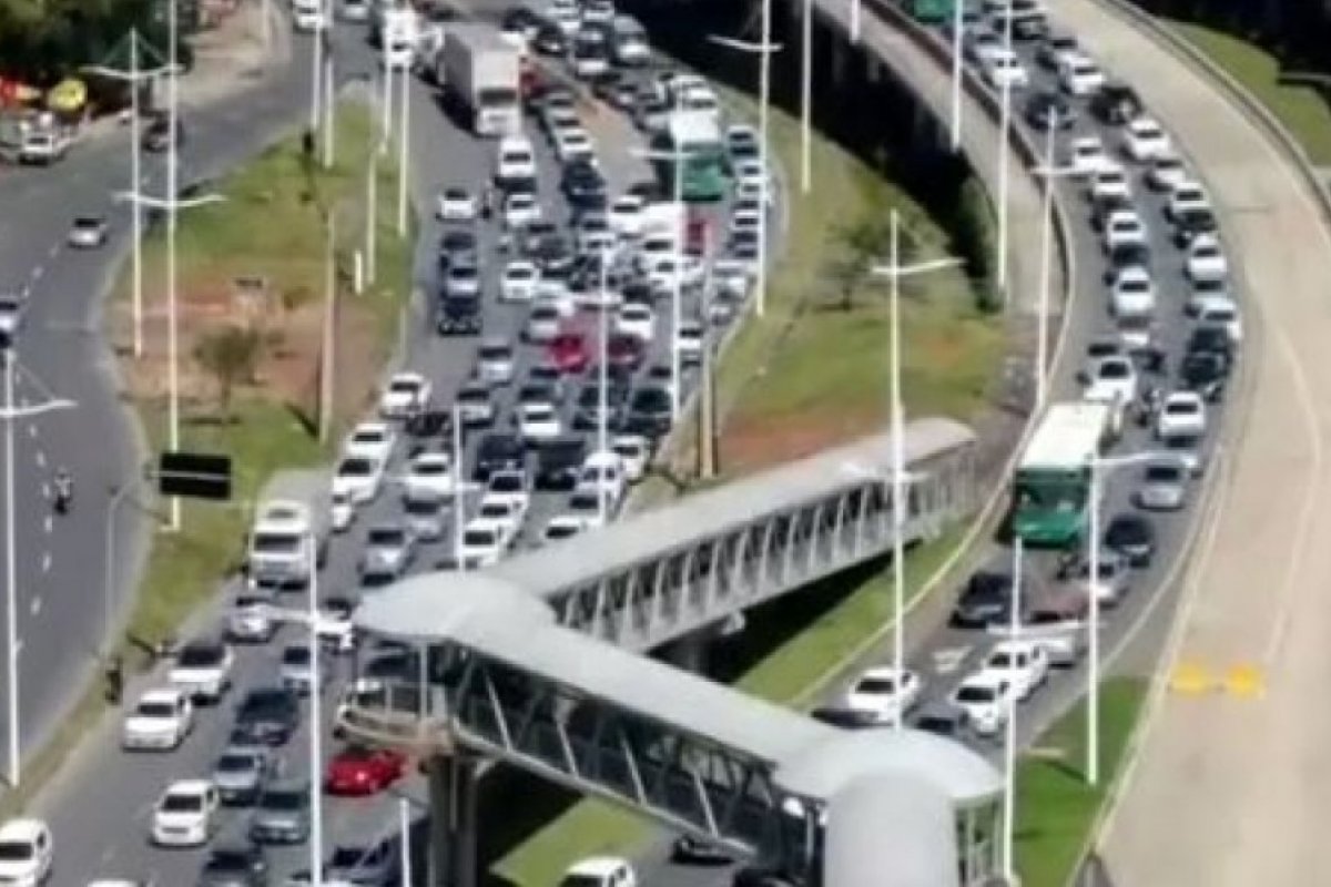 Salvador: manifestação de ex-rodoviários da CSN intensifica trânsito na ACM