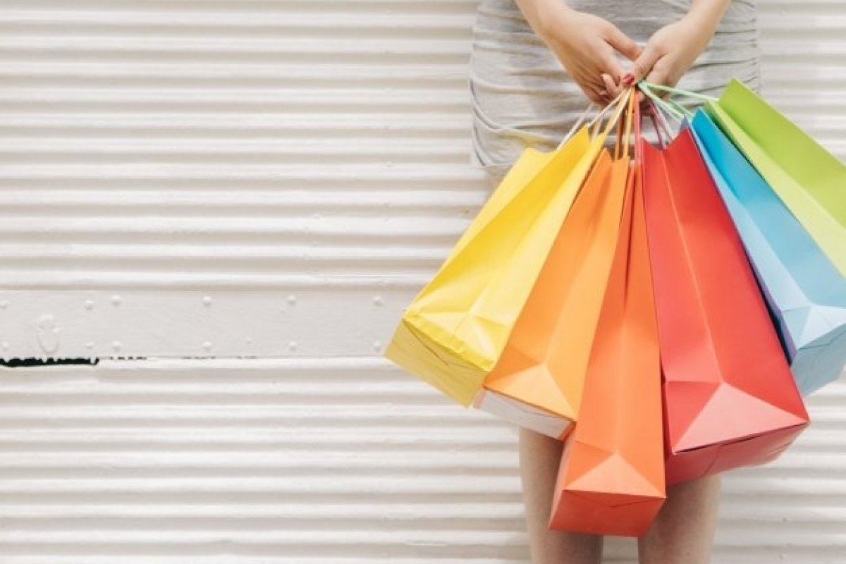 Mulheres lideram público consumidor da Black Friday, revela pesquisa