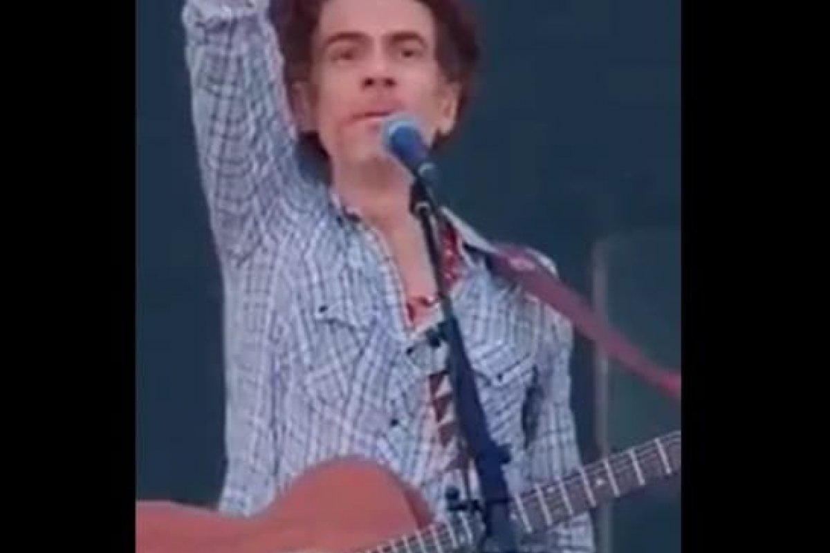 Vídeo: Nando Reis puxa coro de 'fora Bolsonaro' e é vaiado em show