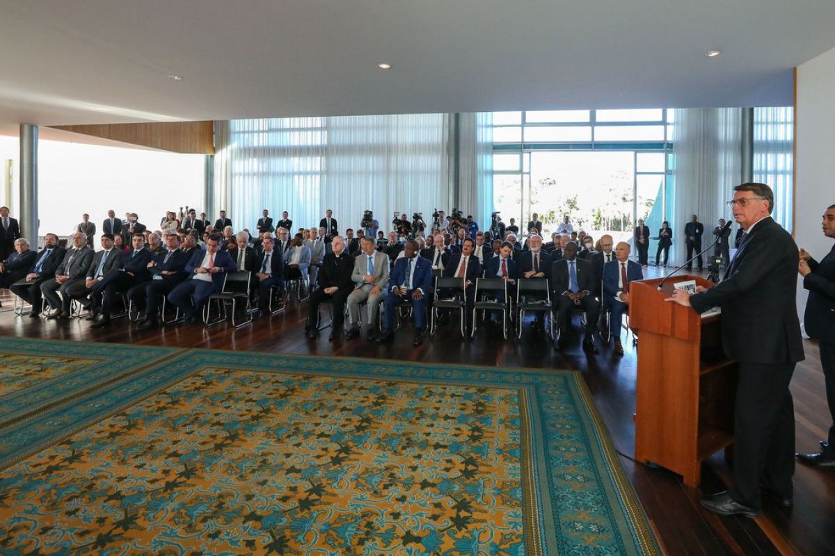 Procuradores dos 26 Estados e do DF enviam notícia-crime contra Bolsonaro a Augusto Aras