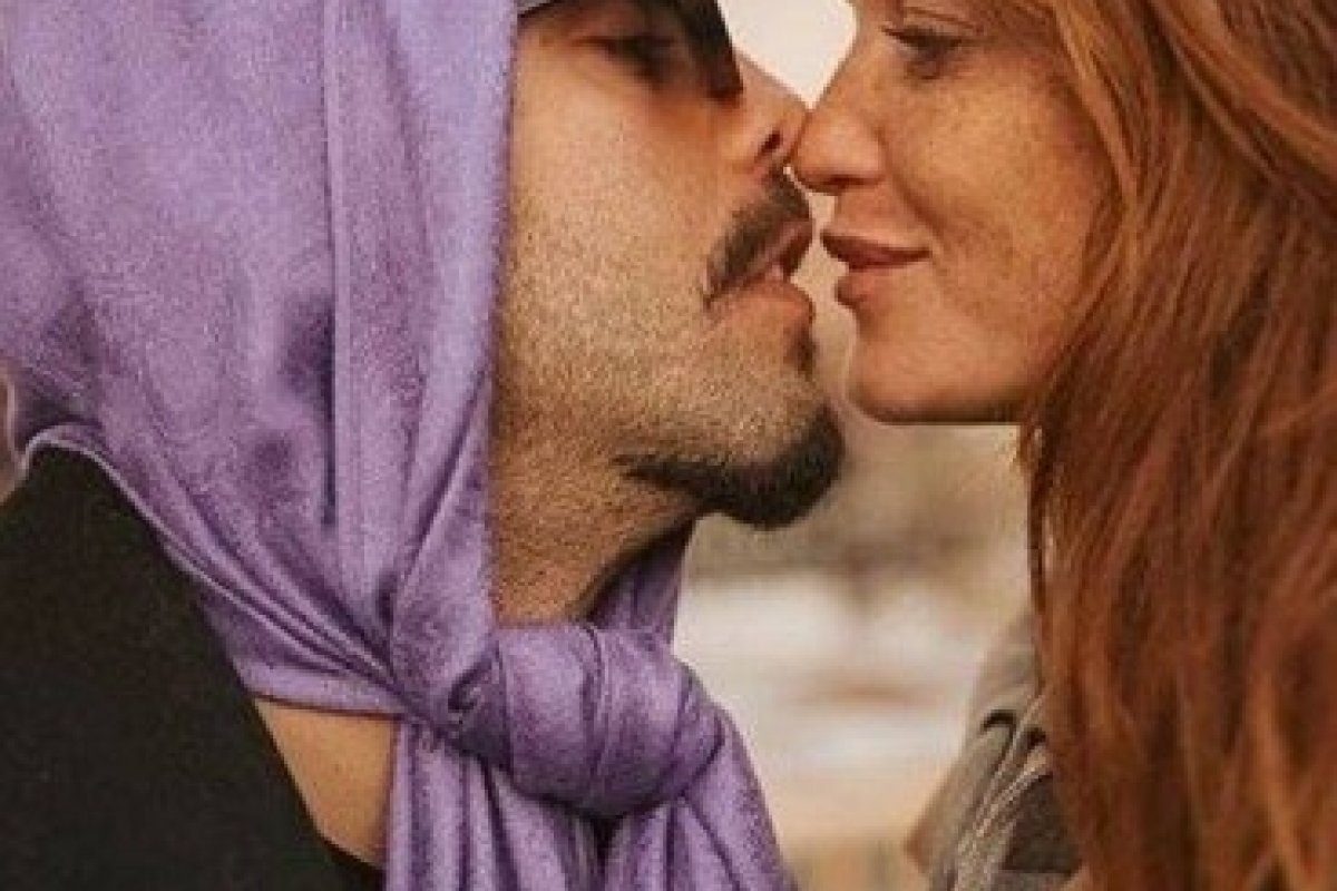 Com um lenço estilo Tieta, Pedro Scooby posta foto com a nova namorada