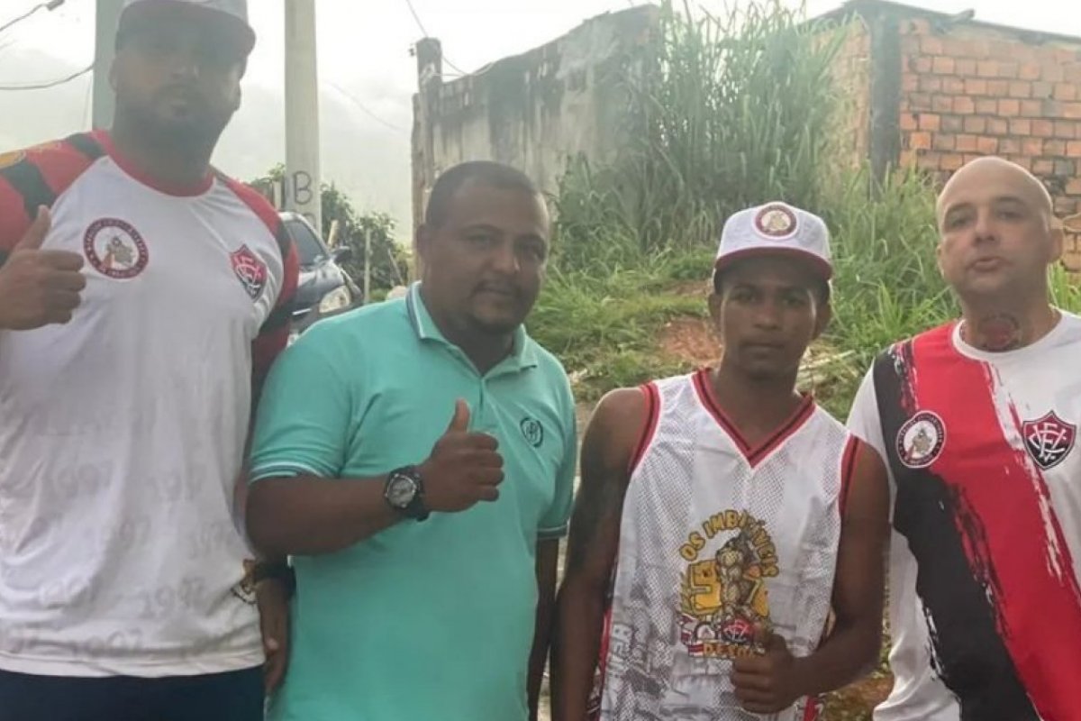 Torcida 'Os Imbatíveis' se encontra com motociclista agredido e promete compensar prejuízo
