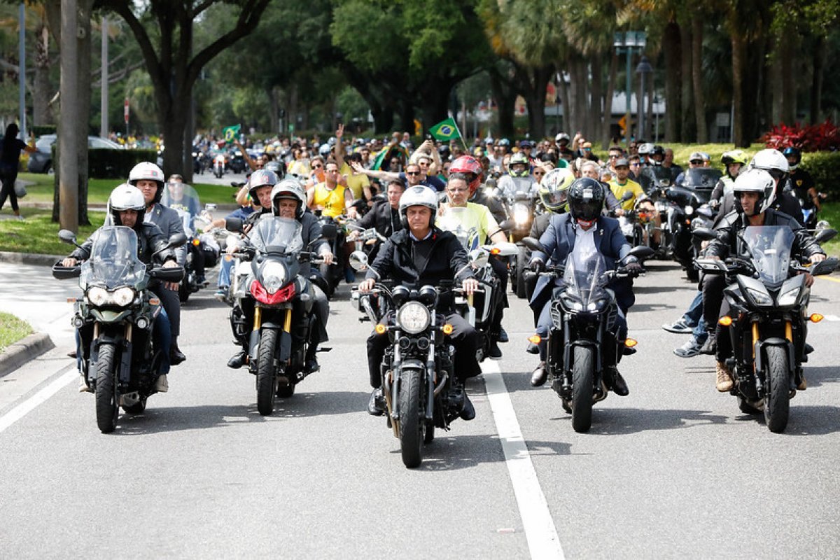 Eleitores organizam motociata de apoio à Bolsonaro em Londres