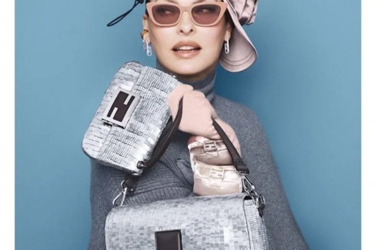 Fendi convida Linda Evangelista para celebrar os 25 anos da sua famosa Baguette!
