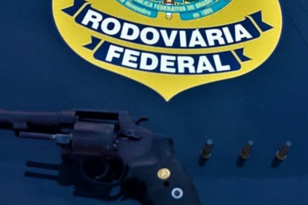 Dupla é presa por porte ilegal de arma de fogo em Simões Filhos