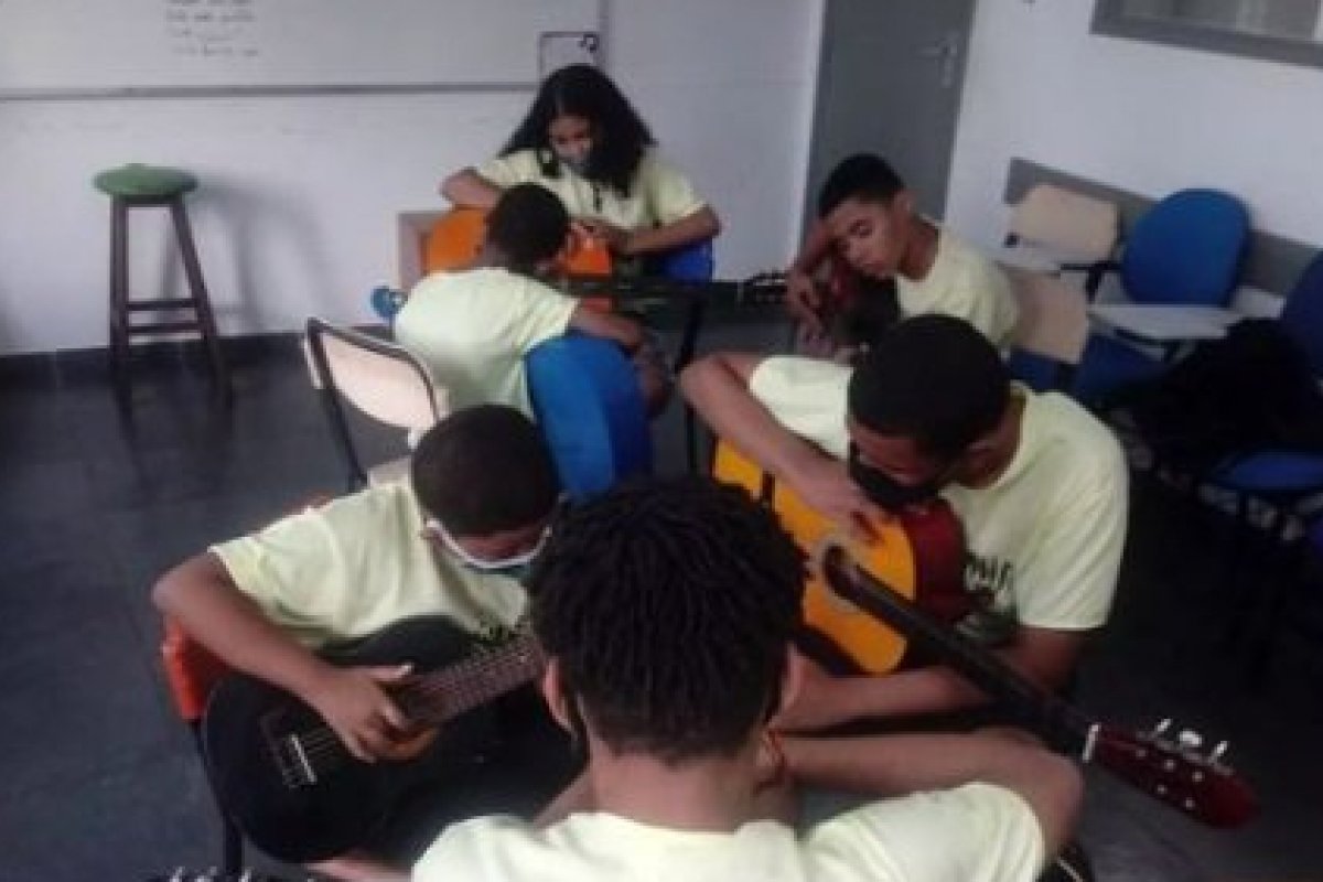 Projeto social promove aulas de dança, canto, música e fabricação de instrumentos para crianças em Salvador!