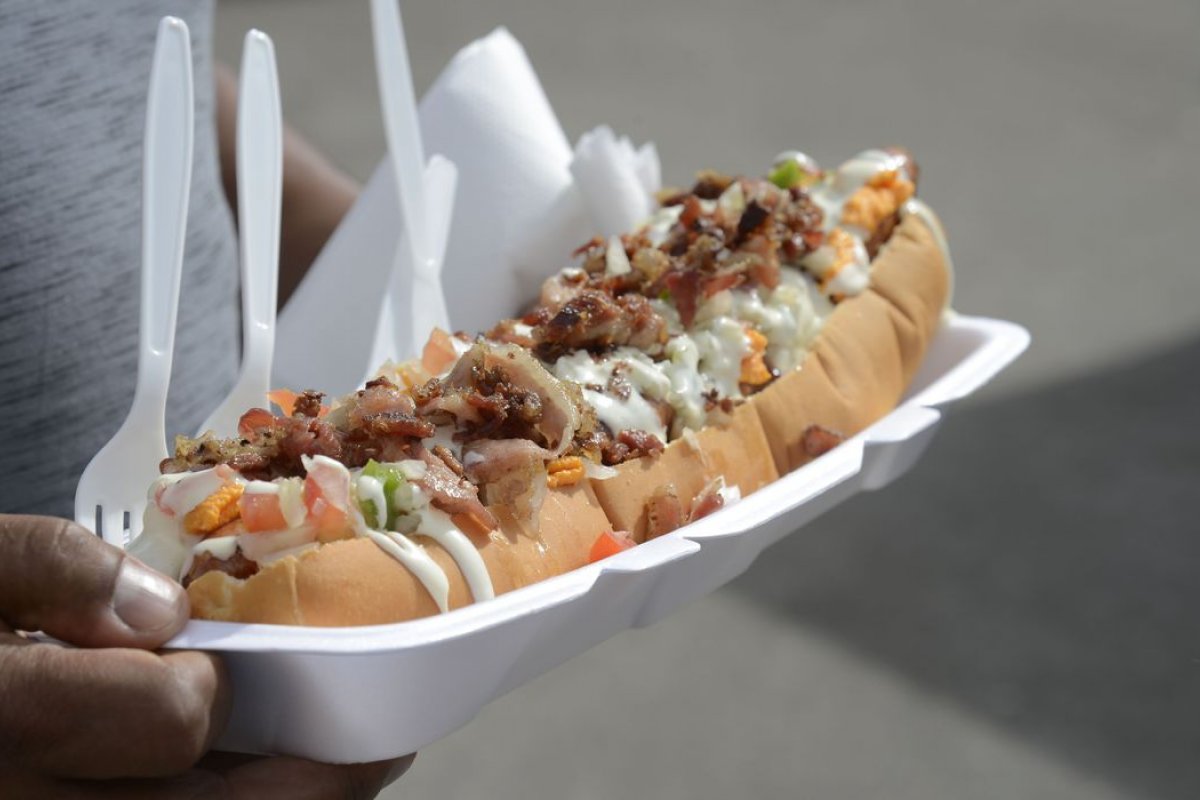 Brasileiros deixam de consumir refeições completas para comprar lanches e economizar, diz pesquisa