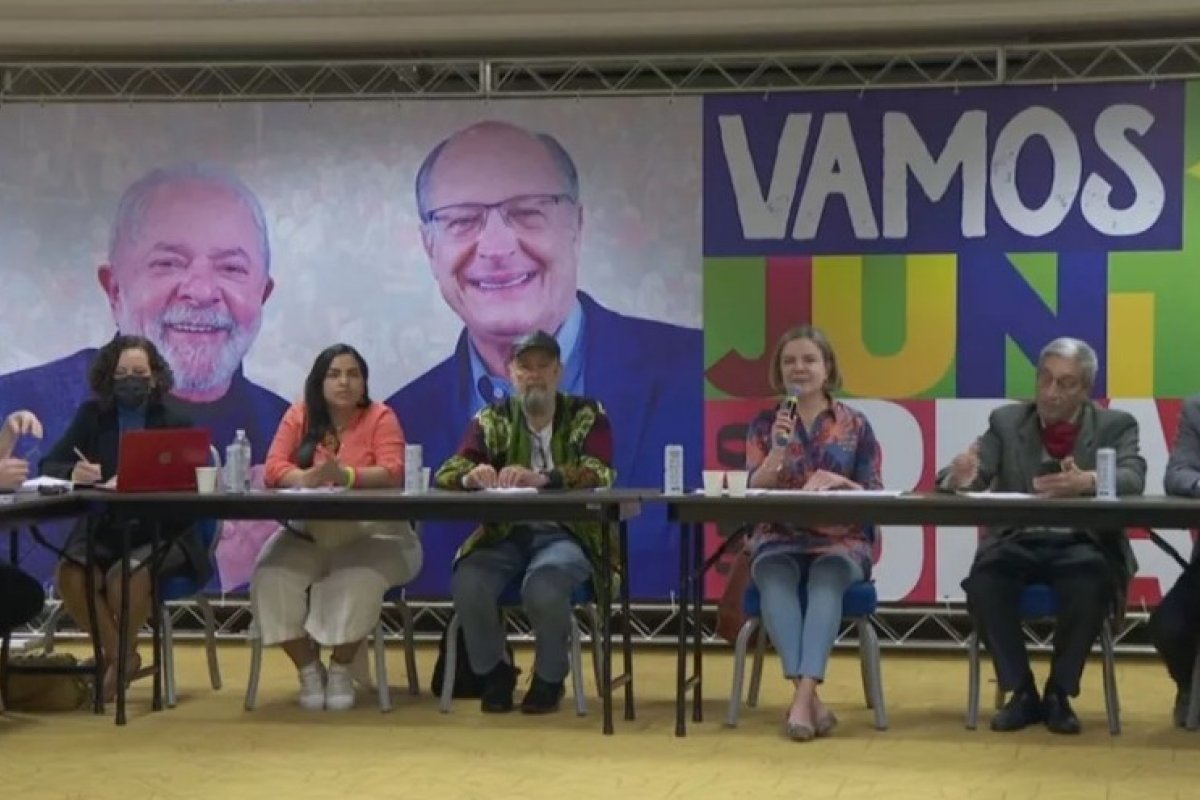 PT oficializa Lula como candidato à Presidência da República; Alckmin é aprovado como vice