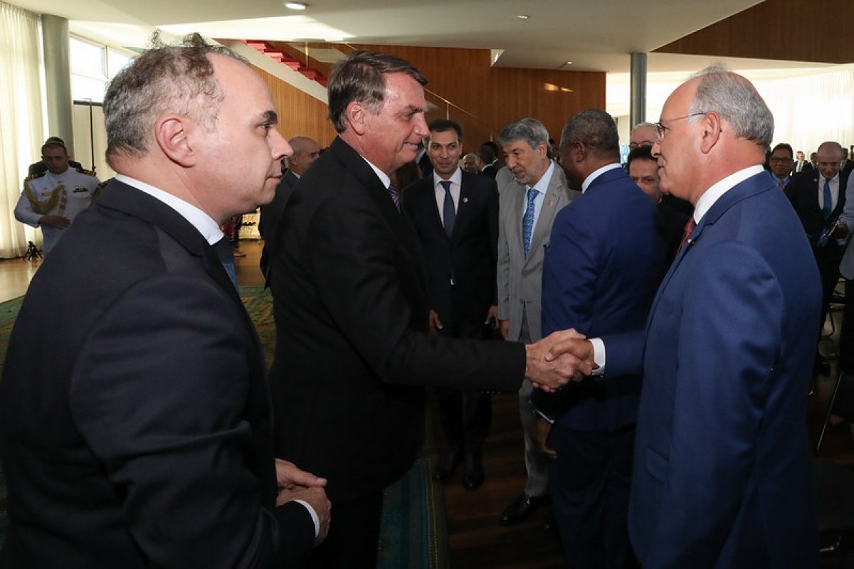 Embaixada britânica defende sistema eleitoral brasileiro e diz que urnas são seguras