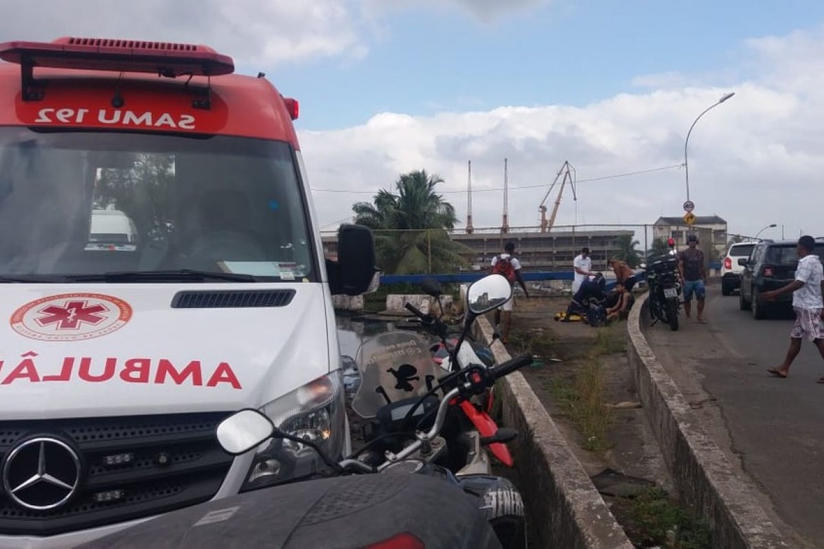 Acidente envolvendo motociclista deixa feridos e trânsito lento no Comércio, em Salvador