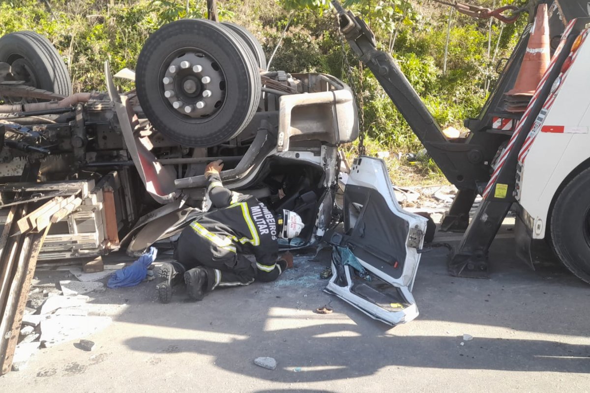 Bombeiros retiram corpo preso em ferragens após acidente em Teixeira de Freitas