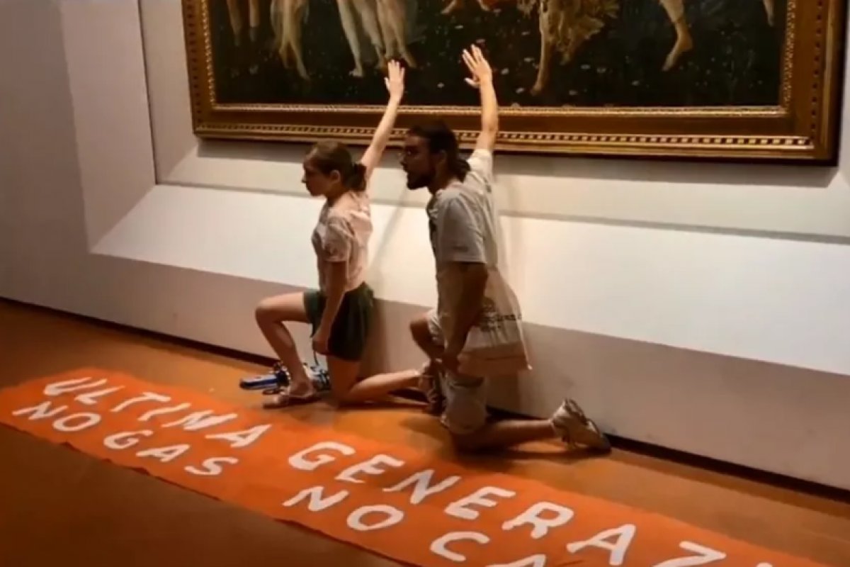 Vídeo: ambientalistas colam as mãos em obra de Botticelli pintada há 540 anos, na Itália