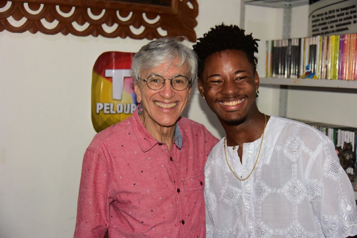 Caetano Veloso pede de presente de aniversário contribuição para a TV Pelourinho!