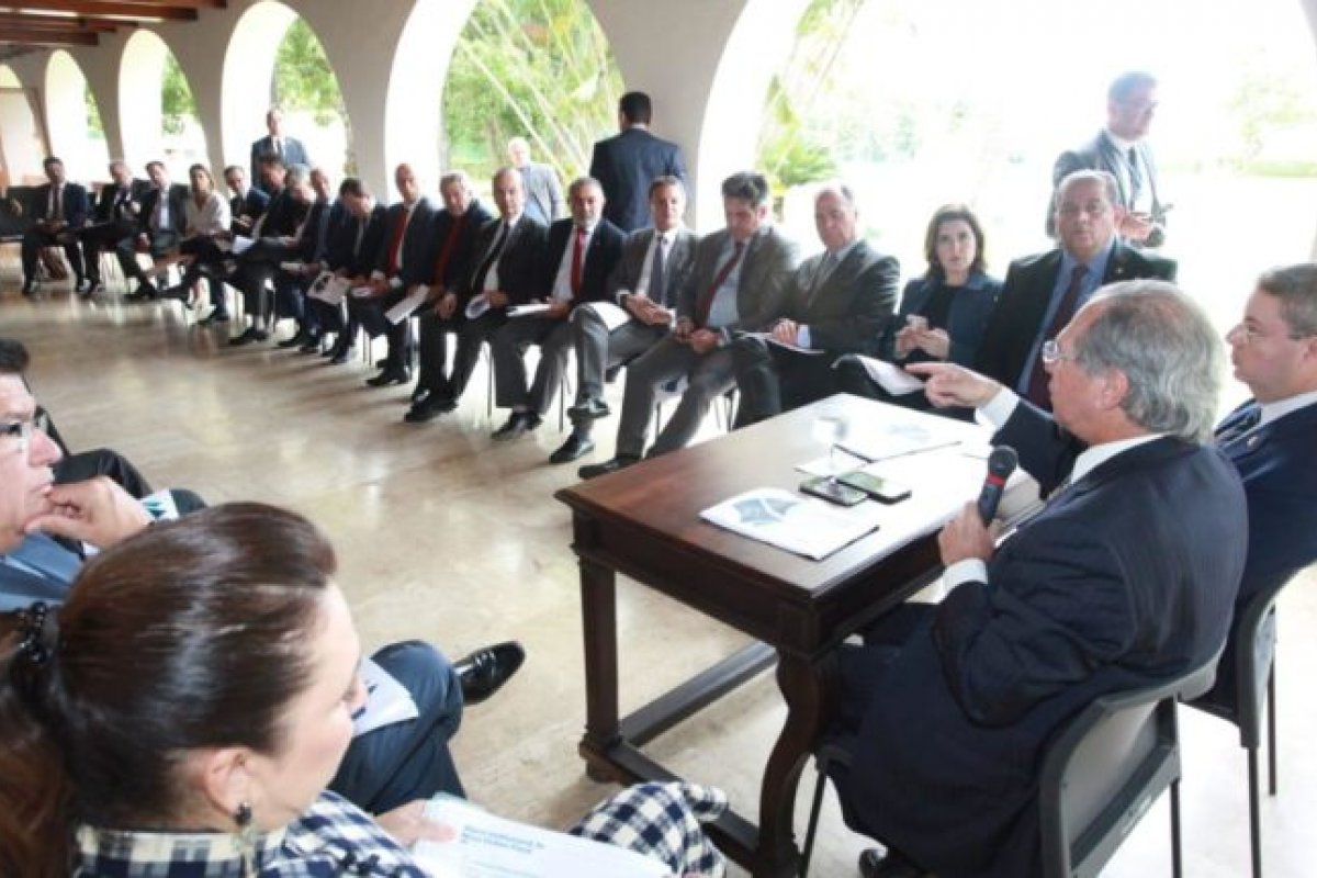 Paulo Guedes se reúne com senadores para detalhar pacote econômico
