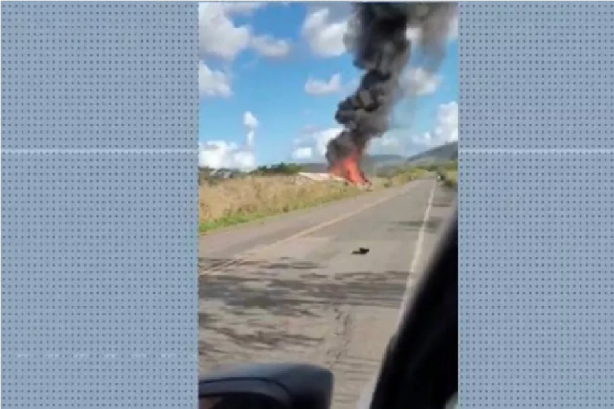 Após batida, caminhão-baú e carro pegam fogo na BA-130, no sul da Bahia
