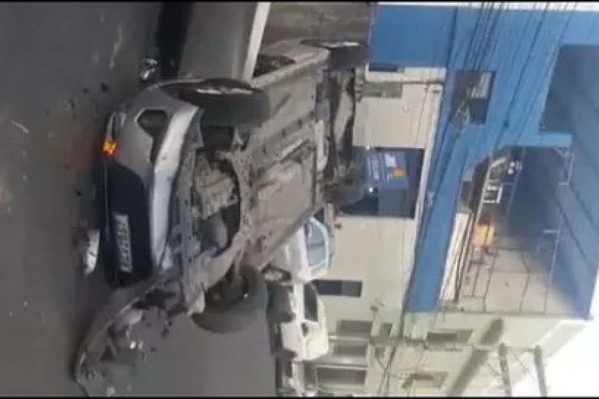 Mulher fica ferida após carro capotar no bairro do Barbalho, em Salvador